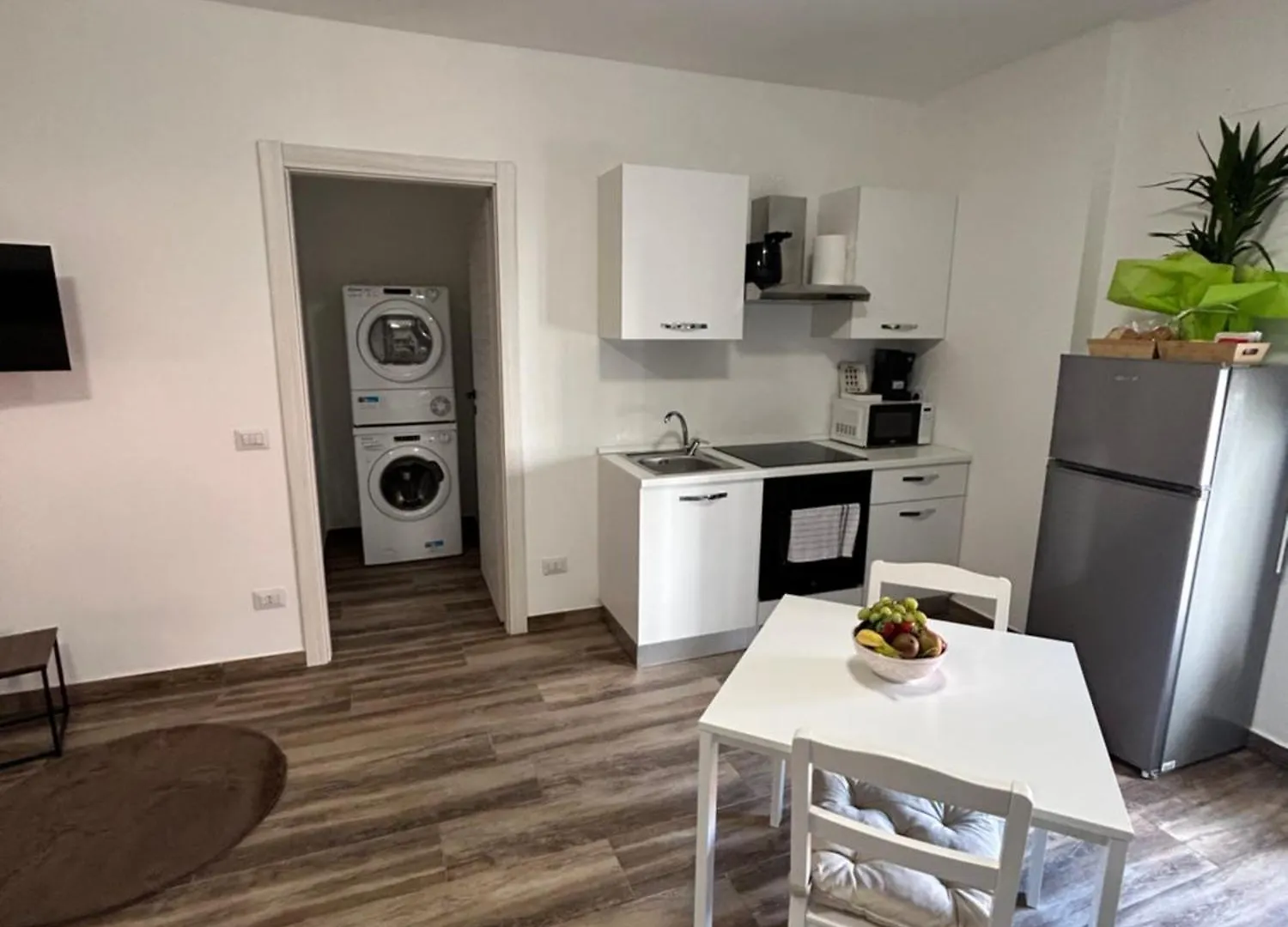 Caprotti 6 Apartment Magenta
